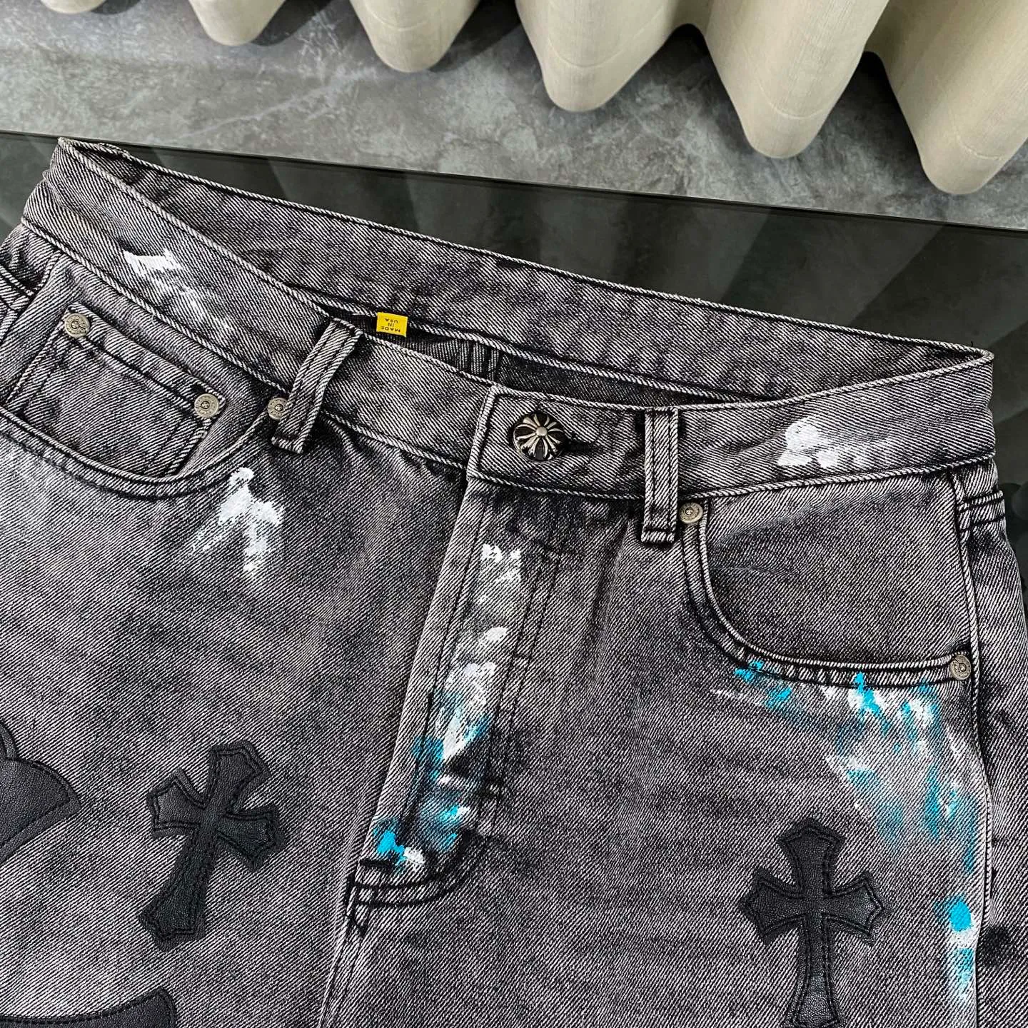 P330 CH Chromehearts colorful spliced ​​cross patch leather retro hand-painted splash-ink jeans, counter price 34W level, patch cross flower embellishment, washed jeans! ! An absolutely high-end luxury product, a 1.9W-level god-level single product, a super popular product, made by top heavy industry, a magic weapon that cannot be missed! [About Zangyin] This is an extremely luxurious fashion brand that can also be called the aristocracy of the high street. It has always been an exclusive brand for some hipsters or rich second generations. Compared with ordinary high streets, it is more luxurious and noble. Compared with luxury brands, it is more fashionable and individual. It has always been a brand that I have a special liking for. [Top heavy industry fashion design] Consistently high-street luxury style. Speaking of this style, the Zangyin family and GU family are definitely the leading representative brands. Especially the Zangyin family has really achieved a state-of-the-art effect in creating high-street style. The unique washed material is used to create this style. The color system is already quite eye-catching. After it is decorated with patchwork cross flowers, it cleverly highlights the charm of the brand. Secondly, this style uses classic The high-waist cutting design highlights the long legs and fashionable temperament of the upper body. The brand is highly recognizable and the slim fit configuration is more suitable for daily wear. It is a product that interprets personality, fashion, and specifications at a glance. This single product is enough to make any fan excited. It can be a white T-shirt for a youthful college style, or a tight suspender for a royal style. It has strong matching ability and can be easily controlled by men.  [Materials and craftsmanship] Needless to say, this point goes without saying. As an excellent craftsman brand, Zangyin’s requirements for details and craftsmanship are really perfect. The washed color of this model has gone through so many processes, not to mention the embellishment of denim appliques. It is also purely hand-made and sewn. Just like what they believe in, only hand-made things have soul and have the meaning of wear. A top-notch heavy-duty fashionable denim item, I look forward to your perfect interpretation! !  Color: black gray Size: 28-36